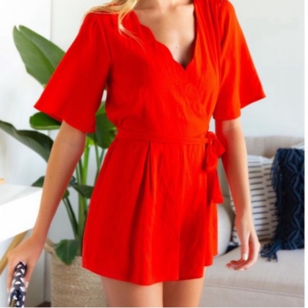 JUN & IVY Romper with Short Sleeve and Scallop Detail In Orange Size L
